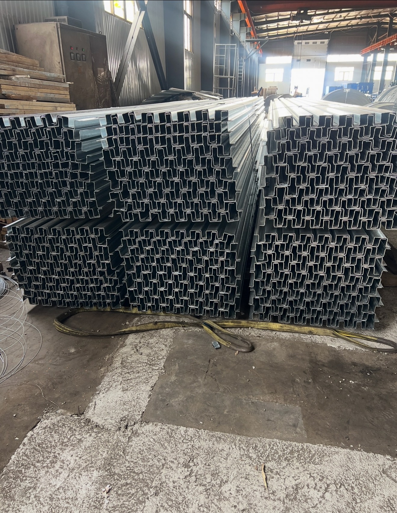 数据中心瓦楞板几字形钢