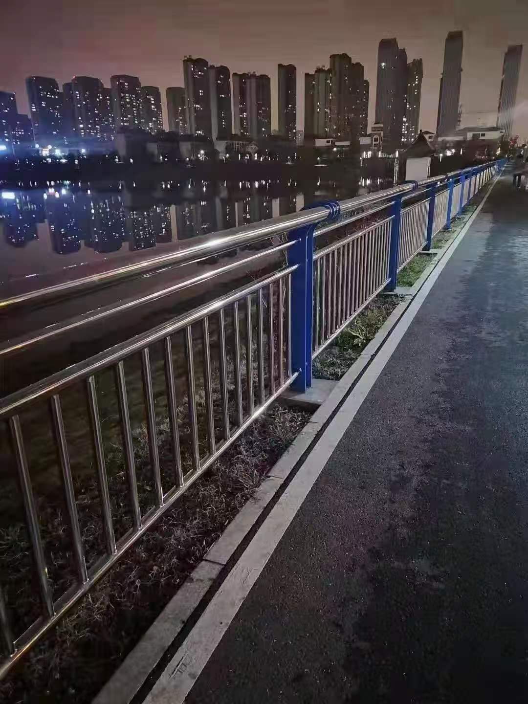 水磨沟区不锈钢复合管护栏河道护栏 - 方案